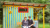 Evelyn Bura und Andreas Dieckmann in ihrem Garten in Aulosen (Seehausen/Altmark). Hinter ihnen die Komposttoilette und ein Draußenwaschbecken. Die beiden halten einen kleinen privaten Zeltplatz vor. Radfahrer nutzen ihn gerne.