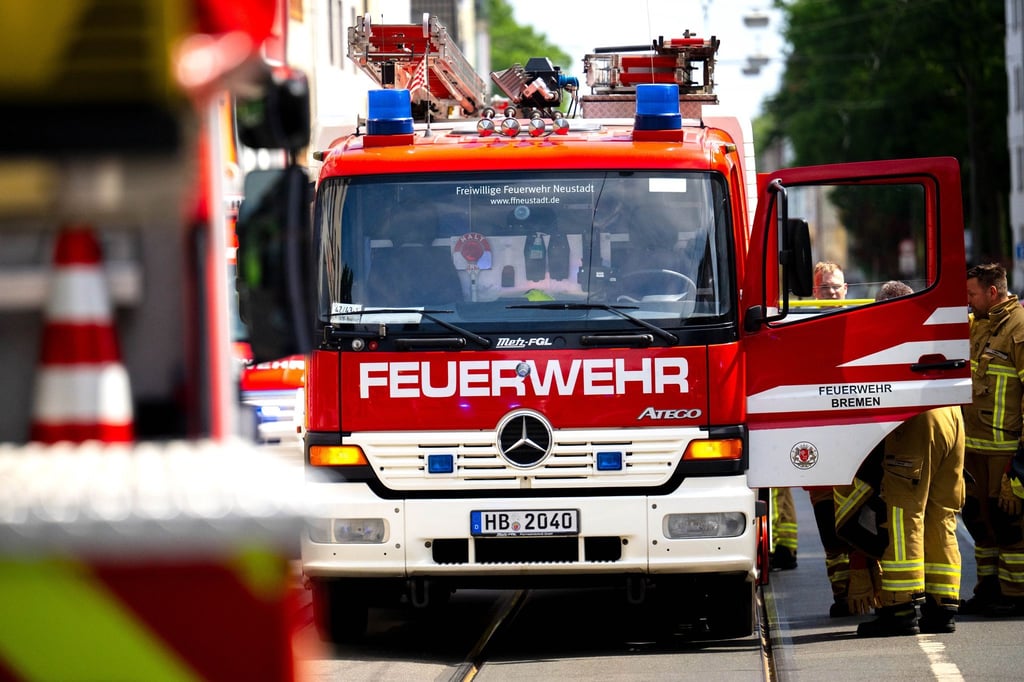 Feuerwehrleute und Polizisten brachten die Bewohner des Hauses in Sicherheit. (Symbolbild)