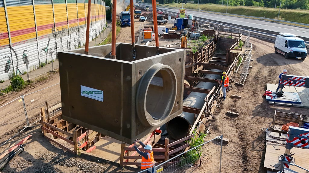 Blick auf die Baustelle zur Verlegung des Magdeburger Rings für die künftige Straßenbahntrasse der MVB. Hier werden Teile für einen neuen Abwasserkanal verlegt.