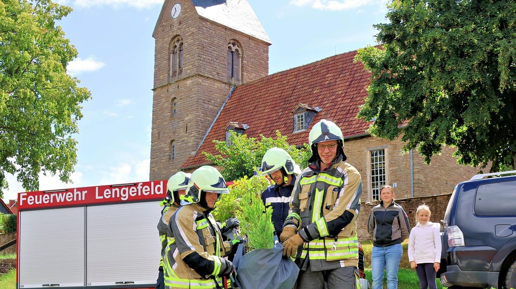 Die Mitglieder der Feuerwehr Lengefeld beim Pflanzen ihres Baumes. Sie und andere waren von der Feuerwehr Wettelrode nominiert worden.