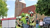 Die Mitglieder der Feuerwehr Lengefeld beim Pflanzen ihres Baumes. Sie und andere waren von der Feuerwehr  Wettelrode nominiert worden. 