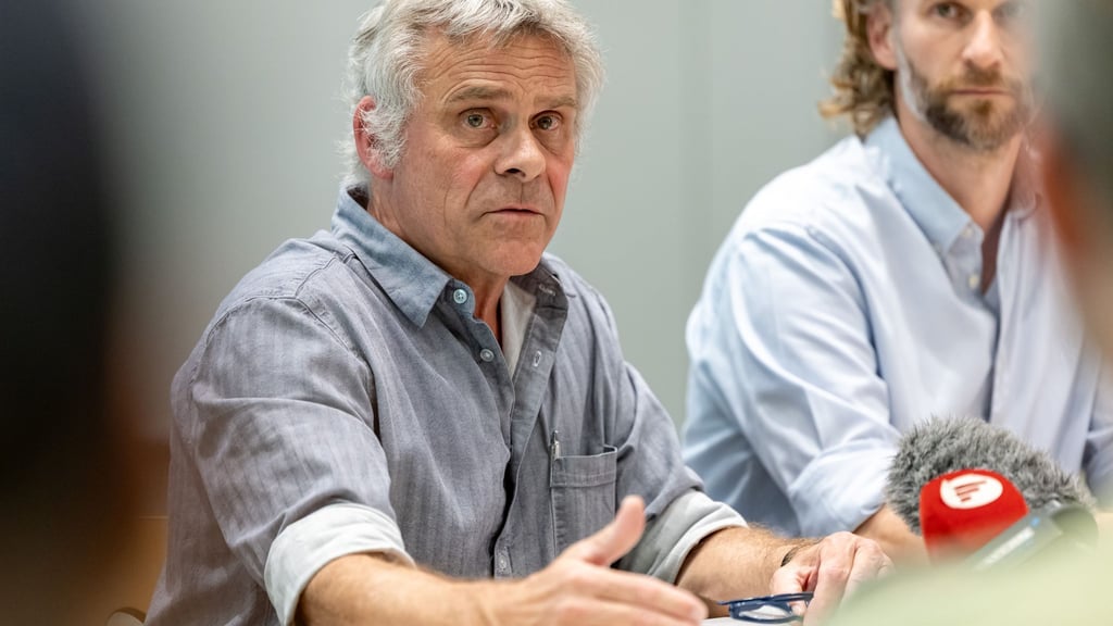 Der Direktor des Nürnberger Tiergartens, Dag Encke, hat nach der Tötung von Pavianen Morddrohungen erhalten. Rechts neben ihm sitzt sein Stellvertreter Jörg Beckmann. (Archivbild)