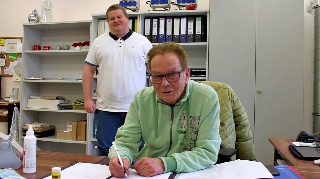 Der MGZ-Vorsitzende Wolfgang Buscher, hier mit Michael Schumann während der Unterzeichnung einer Kooperationsvereinbarung zwischen seinem Verein und der Gemeinde Baleben, denkt ans Aufhören. Nun sind Interessenten für die Nachfolge gesucht.