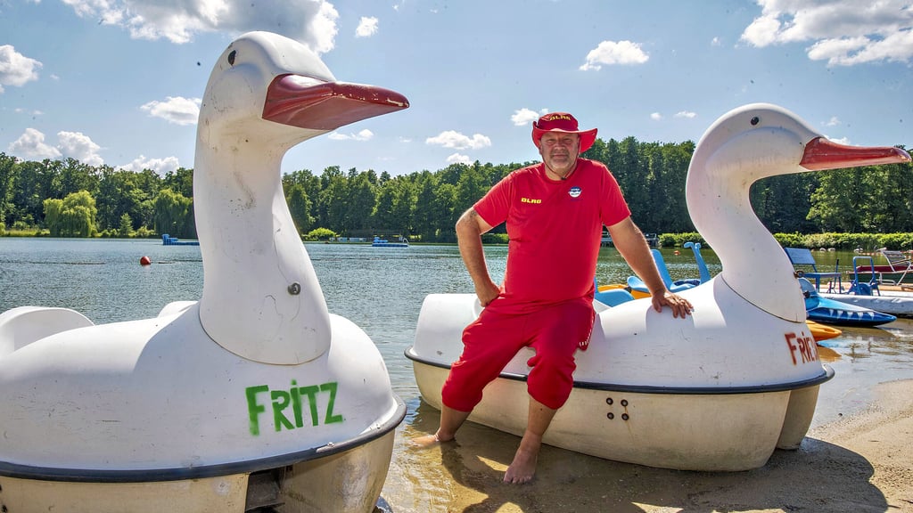 Waldbad-Betreiber Lutz Büttner hofft auf höhere Temperaturen und mehr Badegäste. 2025 gab es bisher mehr Schließ- als Öffnungstage.