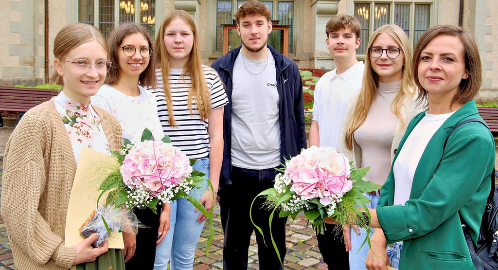 Annika Dück (links) und Jana Kloß (rechts) haben ihre Ausbildung bei der Stadt Bernburg erfolgreich beendet. Für Anna-Maria Malz (2. von links), Josie Heide (3. von links), Niklas Werdermann (Mitte) und Hannah Lorenz hat sie am Freitag begonnen. Konrad Niebuhr startete sein duales Studium an der Hochschule Harz.