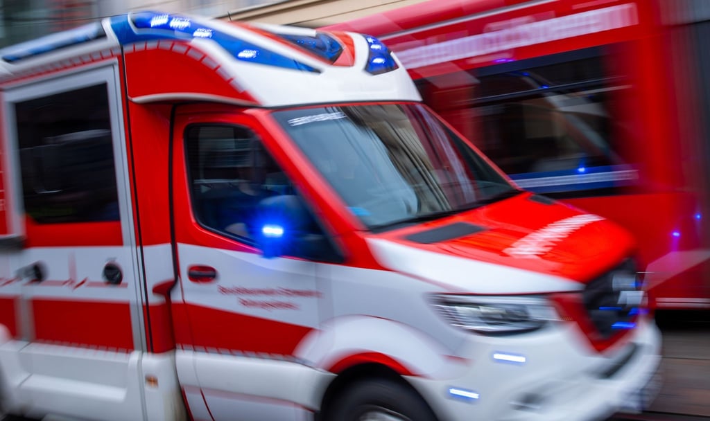 Die Polizei ermittelt nach einem Crash mit einem Rettungswagen an einer Kreuzung in Jena. (Symbolbild)