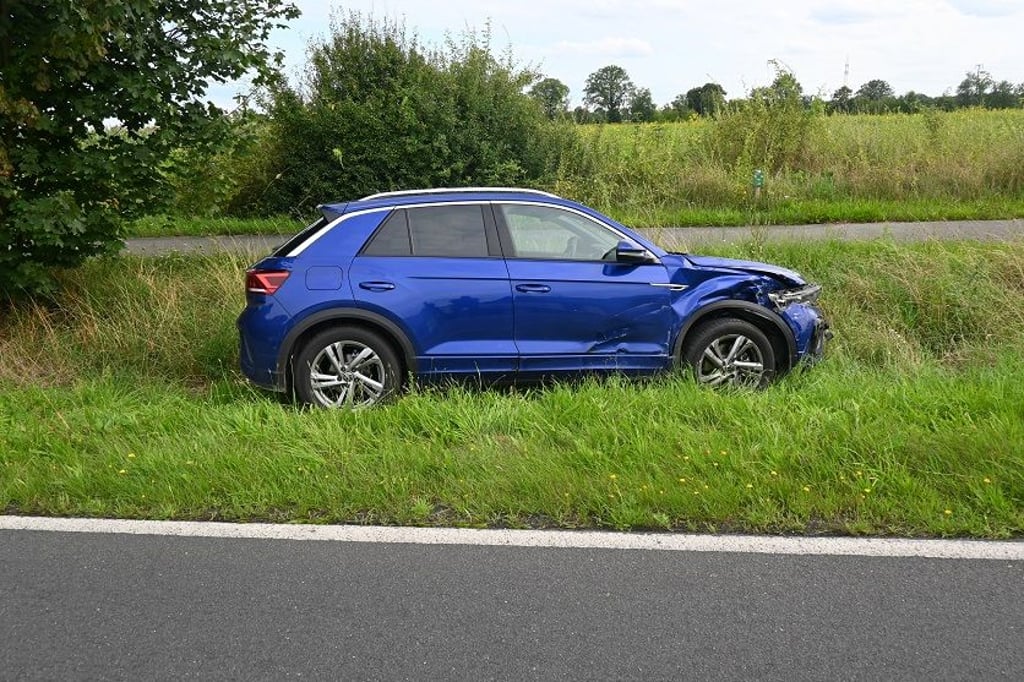 Der VW kam nach dem Zusammenstoß von der Fahrbahn ab und blieb im Straßengraben liegen.