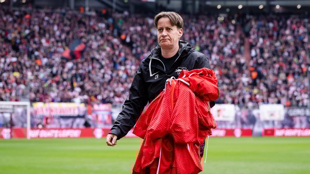 Leipzigs Zeugwärtin Claudia Richter steuert seit der letzten Saison auch den Mannschaftsbus der Sachsen.