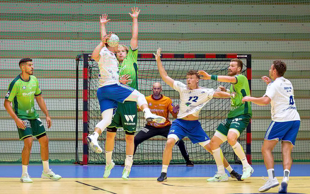 Einen Testspielsieg haben die DRHV-Handballer (blau-weiße Spielkleidung) gegen den Erstligisten HSG Wetzlar erkämpft.