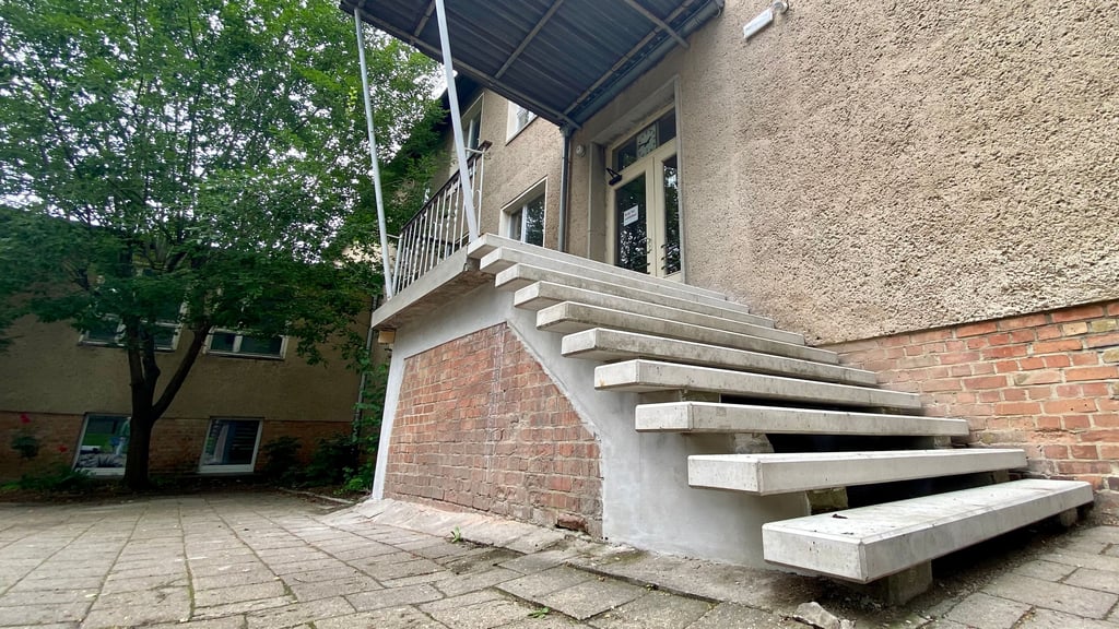 Die Treppe zum Haupteingang des Hauses 2 vom Gymnasium Am Thie in Blankenburg ist in den Sommerferien saniert worden: Das Geländer soll bis zum Start des Schuljahres 2025/26 noch angebaut werden.
