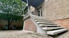 Die Treppe zum Haupteingang des Hauses 2 vom Gymnasium Am Thie in Blankenburg ist in den Sommerferien saniert worden: Das Geländer soll bis zum Start des Schuljahres 2025/26 noch angebaut werden.