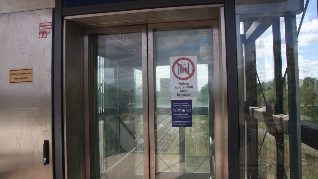 Der Fahrstuhl auf dem Bahnhof in Calbe (Ost). Wie die Feuerwehr berichtet, steckten hier nicht zum ersten Mal Personen fest.