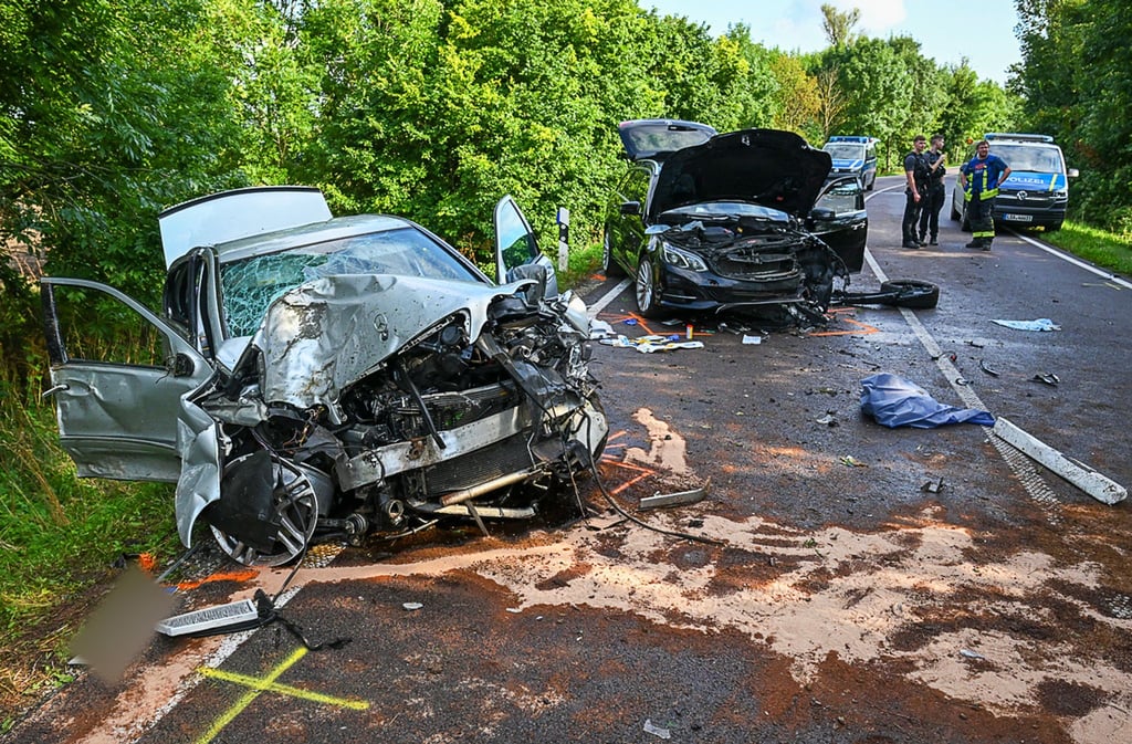 Auf einer Landstraße im Saalekreis kollidierten zwei Autos frontal. Vier Menschen wurden verletzt.