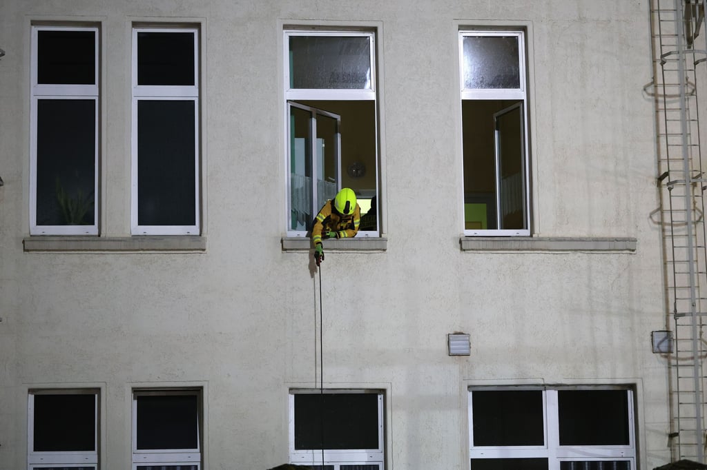 Die Feuerwehr sorgte unter anderem dafür, dass die Medikamente - trotz Stromausfall im Gebäude - weiter gekühlt werden konnten.