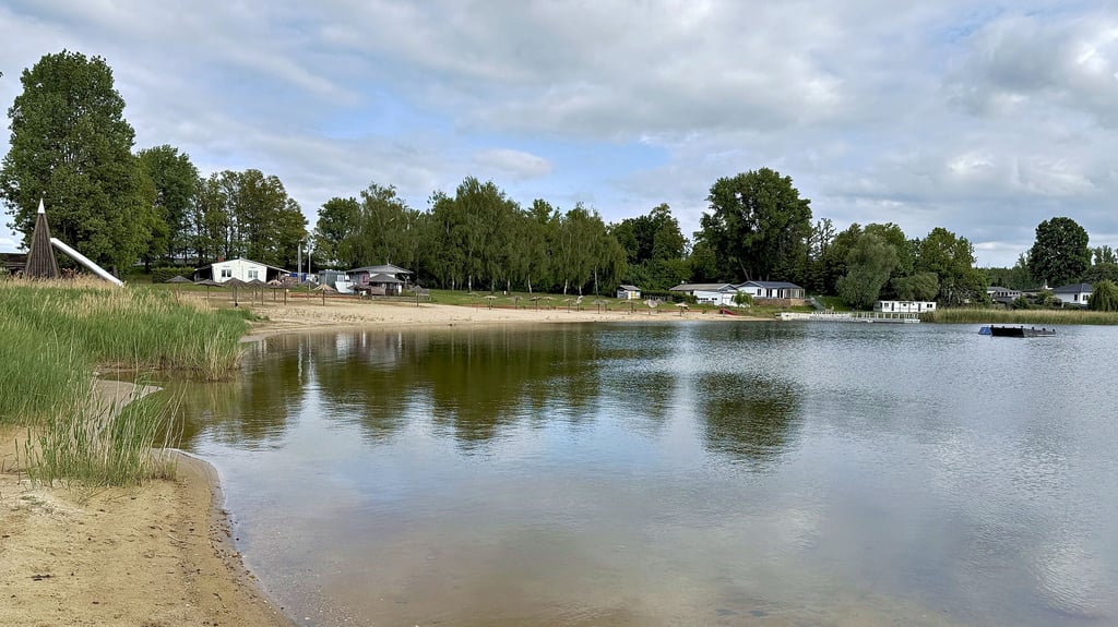 Der Strandbereich des Naherholungszentrums „Großer Schachtsee“ in Wolmirsleben im Hintergrund bleibt in diesem Jahr verwaist. Dort kann wegen der Schließung der Anlage derzeit nicht gebadet werden.