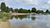 Der Strandbereich des Naherholungszentrums „Großer Schachtsee“ in Wolmirsleben im Hintergrund bleibt in diesem Jahr verwaist. Dort kann wegen der Schließung der Anlage derzeit nicht gebadet werden. 