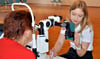 Optometristin Laura Dietrich führte die Augenvorsorgeuntersuchungen in Zerbst durch.  