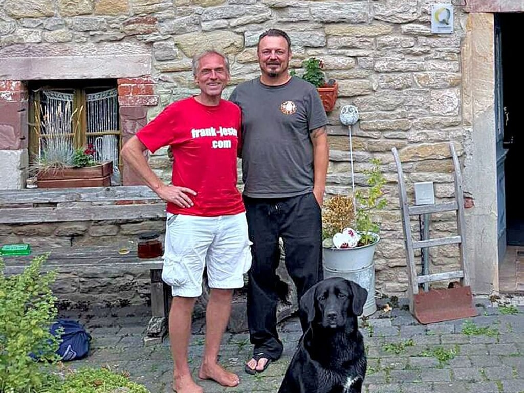 Frank Jester mit Jan Mühlstädt und Mühlstädts Hund Bonnie.