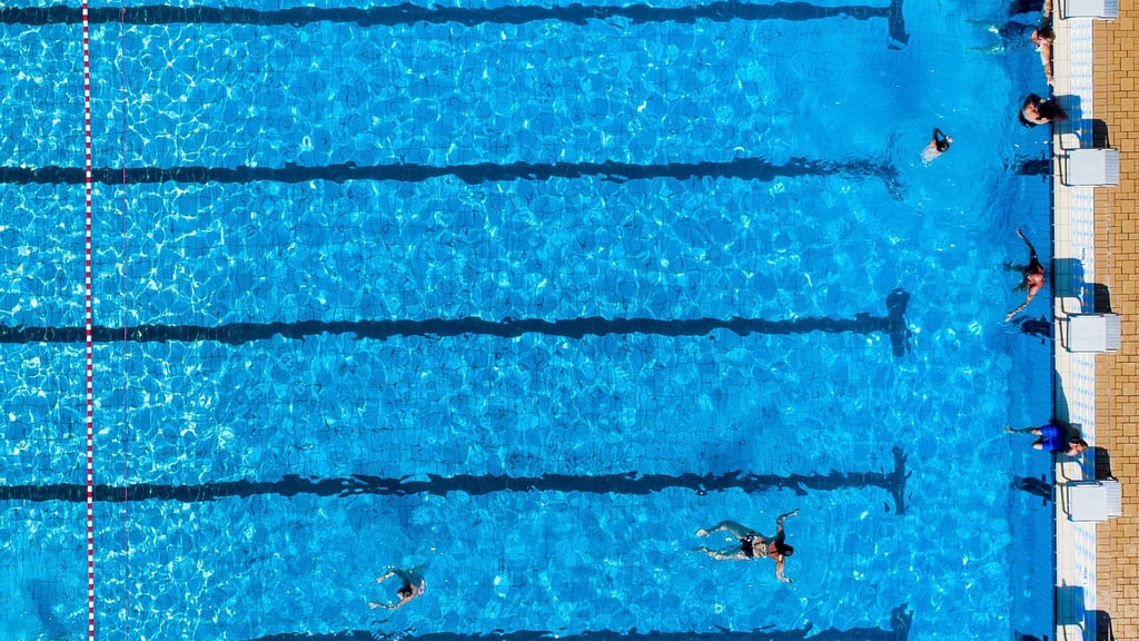 In manch einer Kommune ist für das Schwimmbad kein Geld mehr da. (Archivbild)