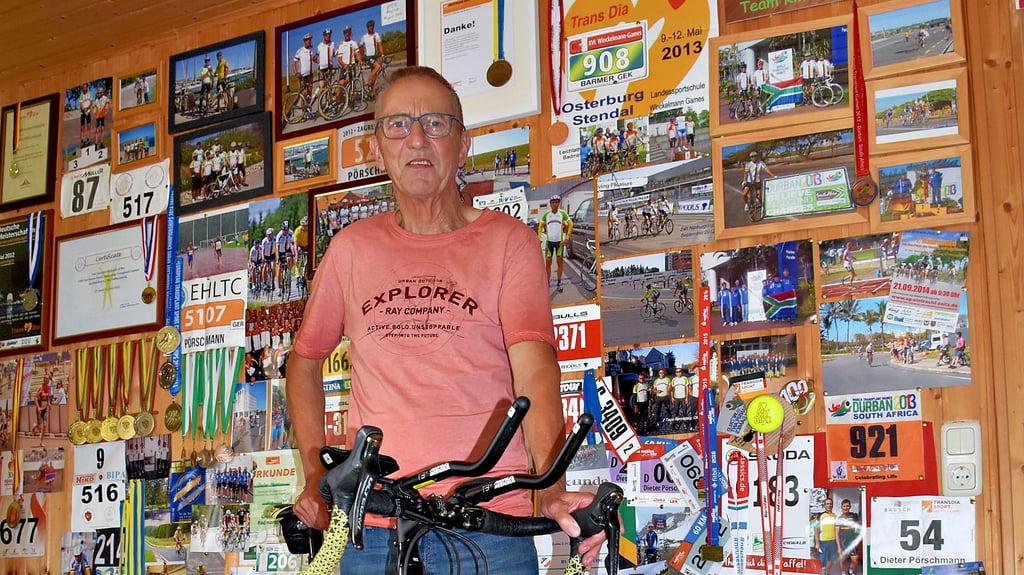 Dieter Pörschmann aus Hainichen präsentiert stolz seine „Erlebniswand“ und das Fahrrad, mit dem er an den Spielen in Dresden teilnehmen wird.