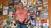 Dieter Pörschmann aus Hainichen präsentiert stolz seine „Erlebniswand“ und das Fahrrad, mit dem er an den Spielen in Dresden teilnehmen wird.