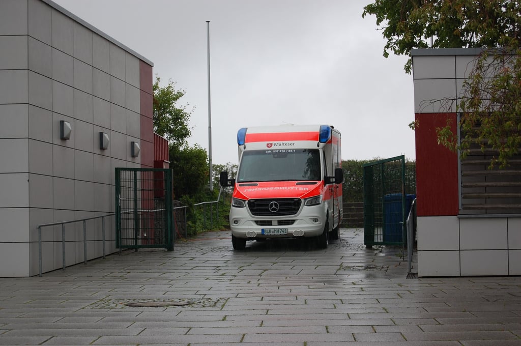 Bei glühender Hitze oder eisigem Frost – der Rettungswagen der Malteser an der Rettungswache Gostau steht im Freien, eine Garage oder Halle gibt es hier nicht. Auch die Unterbringung der Mitarbeiter, die die Wache 24 Stunden am Tag besetzt halten, wird als unzumutbar kritisiert.
