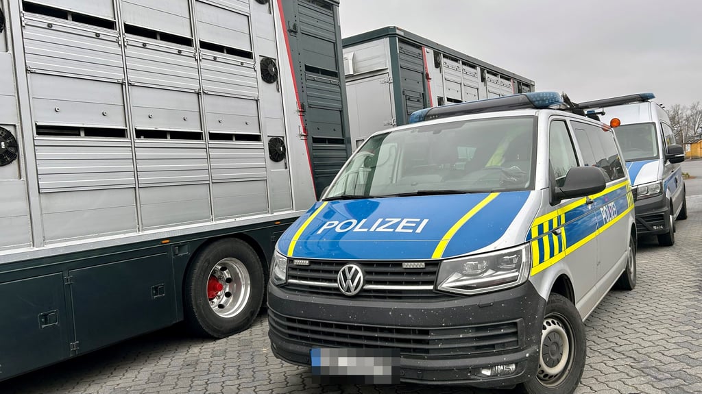 Im südlichen Sachsen-Anhalt hat die Polizei auf den Autobahnen geblitzt und den Lkw-Verkehr kontrolliert.