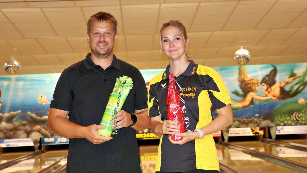 Sophie Weber bei den Damen und Daniel Müller bei den Männern erzielen beim Heimatfest-Bowlingturnier im Jessener Schlosspark-Bowling die besten Einzelergebnisse und werden dafür geehrt.