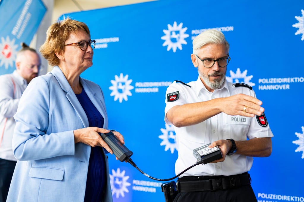 Innenministerin Behrens mit einem Auslesegerät: Es dient dazu, die Blackbox moderner Autos auszulesen.