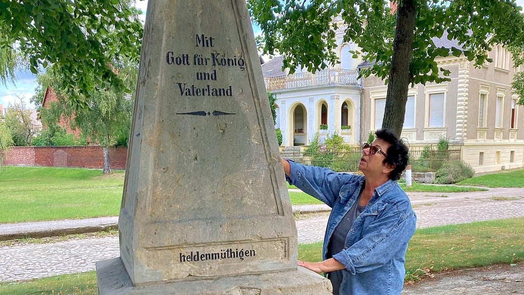 Die Schrift des alten Kriegerdenkmals in Wespen ist zum Teil wieder lesbar gemacht worden. Restauriert wurden vom Steinmetz nur Buchstaben, die zweifelsfrei zu erkennen sind.