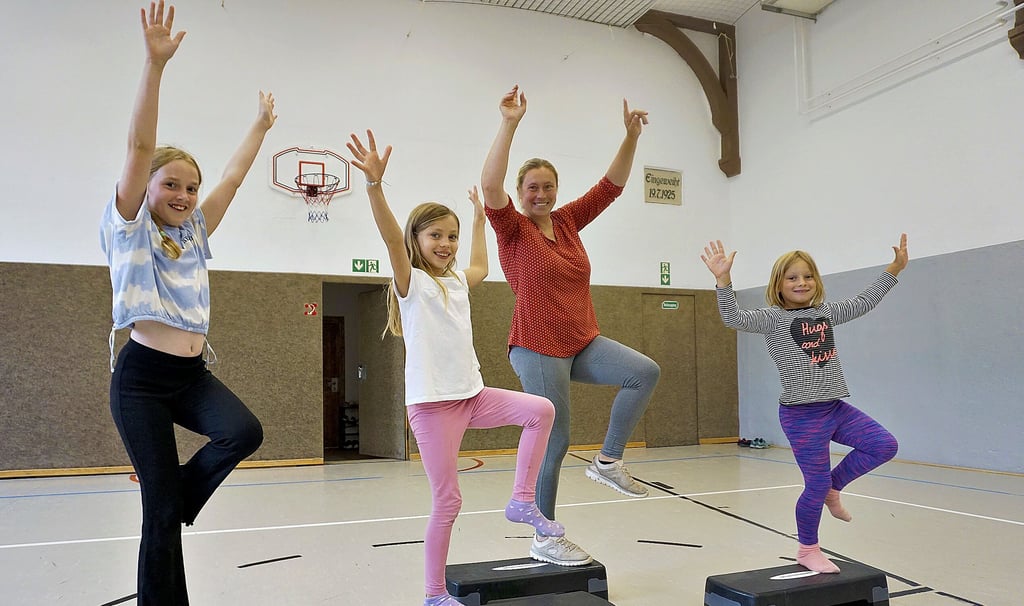 Annika Müller in der altehrwürdigen Turnhalle in Gerbstedt mit Milli, Helena und Katharina bei der Step-Aerobic.