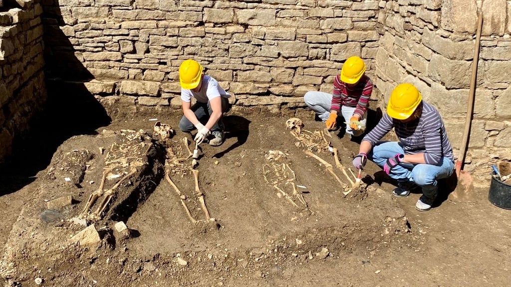 Die ehrenamtliche Grabungshelfer Emil und Antje Rolle sowie Doreen Silberbach (von links) legen am Kloster Himmelpforte nahe Wernigerode Skelette frei. Auch Gebeine von Kindern, sogar einem Säugling (ganz links), wurden entdeckt.