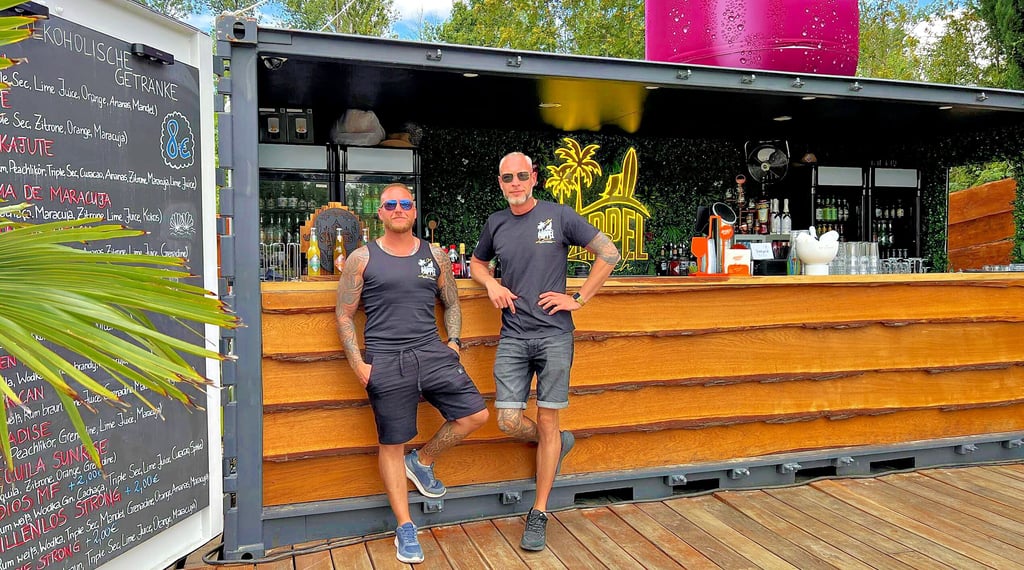 John Witteborn (l.) und Florian Seber freuen sich über den guten Start des Pappel Beach. Neben dem Badebetrieb lockt auch der Beach Club Besucher an.