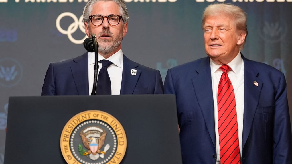 US-Präsident Trump (r) und Olympia-Organisationschef Casey Wasserman