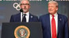 US-Präsident Trump (r) und Olympia-Organisationschef Casey Wasserman