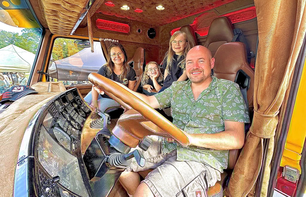 Viktoria Ulrich, Mari, Mayla und Gregor Ulrich (v. li.) sitzen gemeinsam im Scania-Truck der Familie.