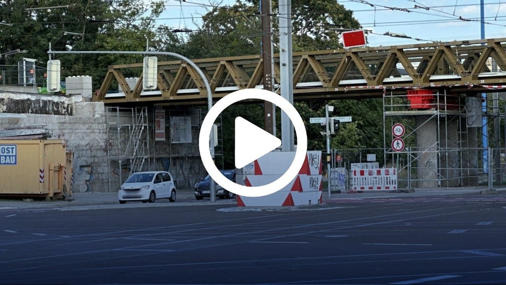 Am Montag (4. August 2025) wurde der Damaschkeplatz unter den Behelfsbrücken auch für Autos freigegeben.