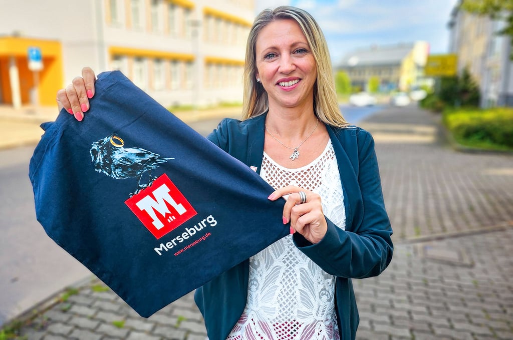 Jennifer Hübner zeigt den neuen Merseburg-Einkaufsbeutel. Aber wie bekommt man den?