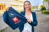 Jennifer Hübner zeigt den neuen Merseburg-Einkaufsbeutel. Aber wie bekommt man den? 