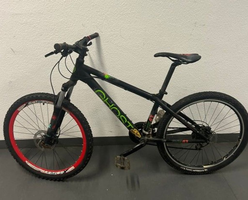 Die Polizei sucht den Eigentümer dieses schwarzen Fahrrades mit der Aufschrift "Ghost".