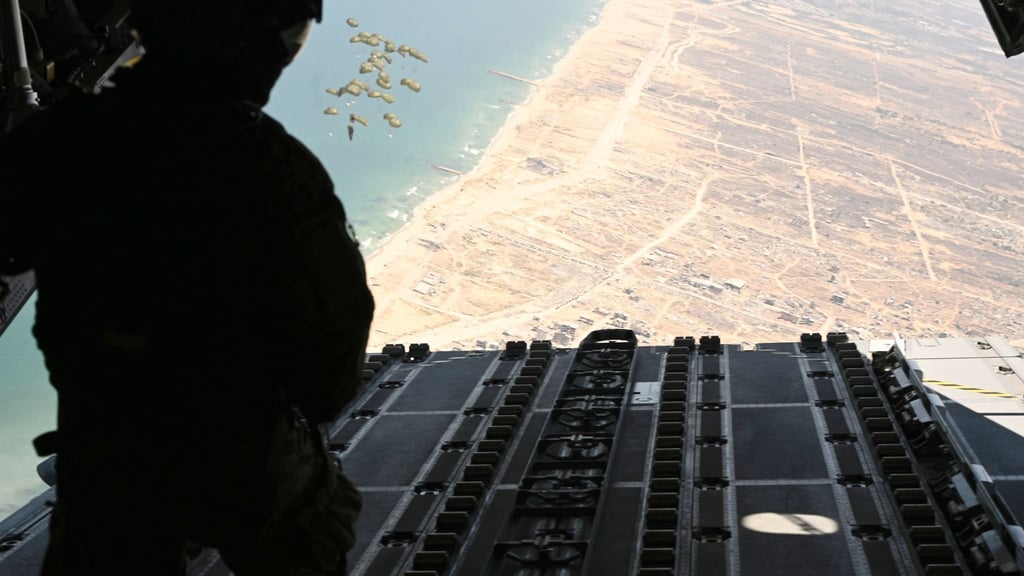 Der Blick nach unten zeigt die Zerstörung.