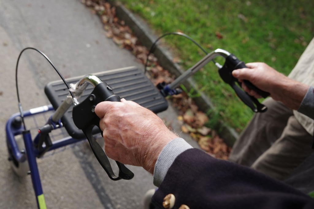 Eine Frau mit einem Rollator.