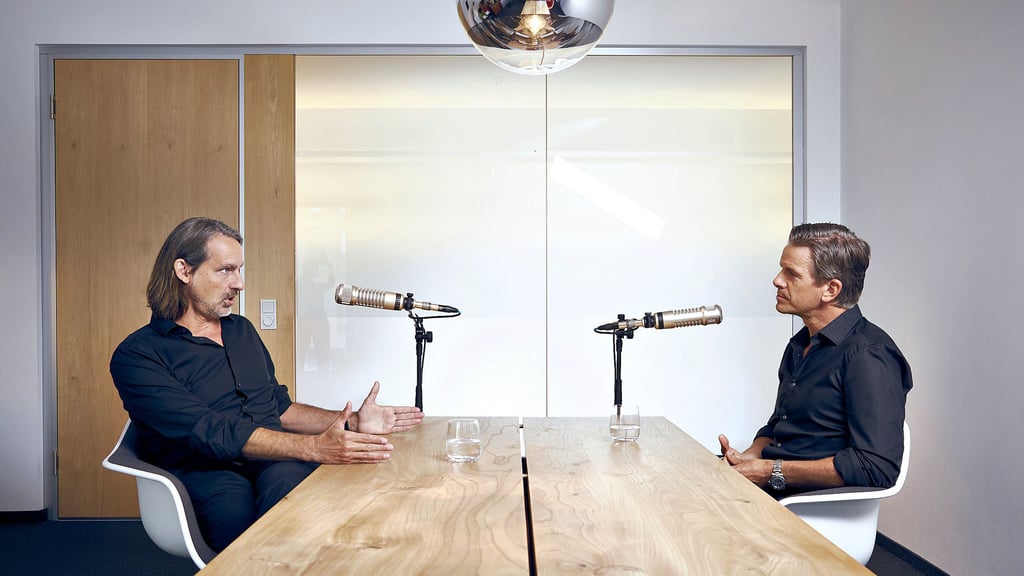 Die Podcaster Richard David Precht (links) und Markus Lanz im Studio.