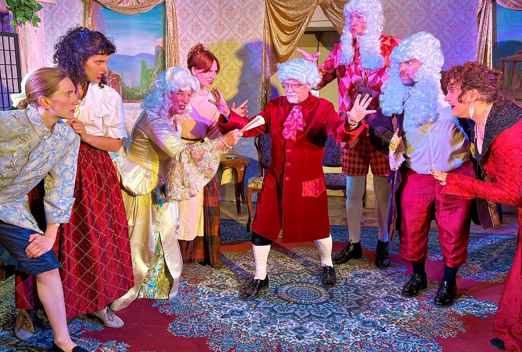 Die Darsteller der Oper „Die Hochzeit des Figaro“ haben sich bereits bei den Proben in Schale geworfen.