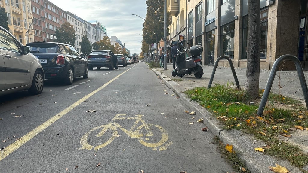 Die Berliner Senatsverwaltung für Verkehr will den Radweg auf der Kantstraße in Charlottenburg wieder verschwinden lassen und plant eine Spur für Busse und Radfahrer gemeinsam (Archivbild).