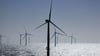 Windräder stehen in einem Windpark in der Nordsee. (Archivbild)