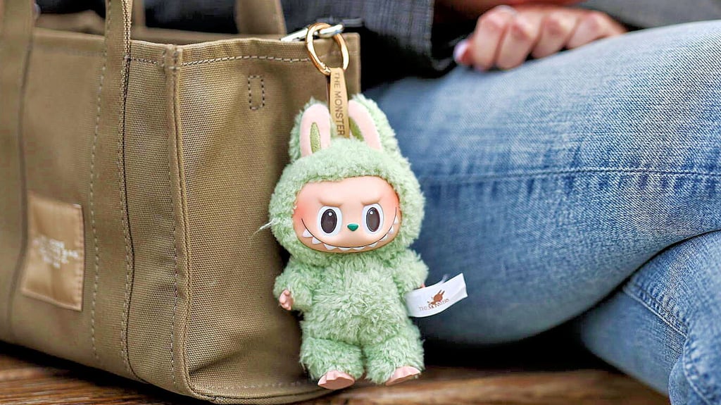 Manch einer hängt sich das Trend-Plüschtier an die Tasche.