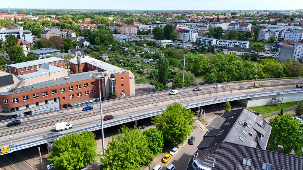 Blick auf die Magdeburger Ringbrücke über der Halberstädter Straße.