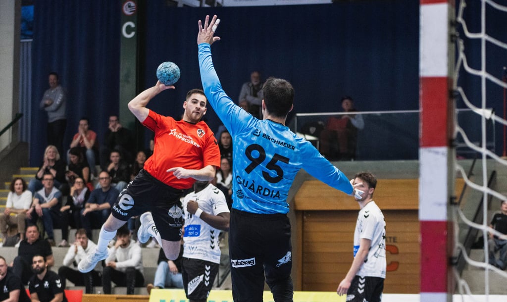 Nikos Sarlos (hier im Heimspiel gegen RTV Basel mit Torwart Marc Guardia) war mit 244 Toren in der letzten Saison bester Werfer des HSC Suhr Aarau.