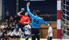 Nikos Sarlos (hier im Heimspiel gegen RTV Basel mit Torwart Marc Guardia) war mit 244 Toren in der letzten Saison bester Werfer des HSC Suhr Aarau.